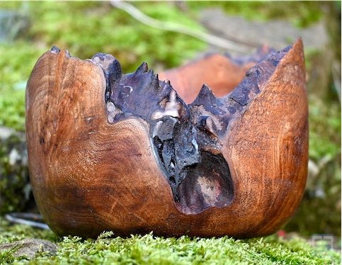 wooden bowl with natural feature